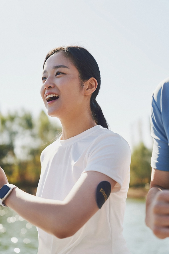 CGMを付けてランニングする女性