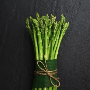 ブロッコリー、アスパラガスなどの新鮮な野菜類