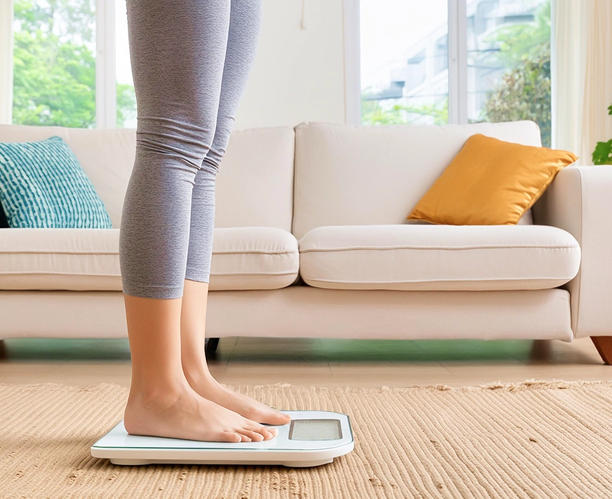 体重計に乗る様子